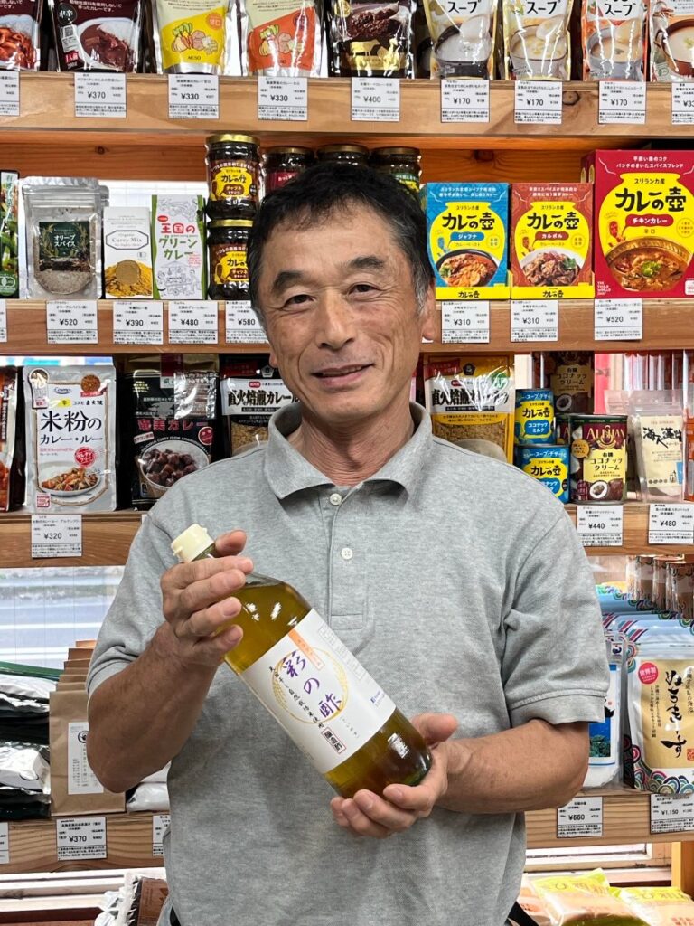 彩の酢を持つエコファーム彩の岡本敬三さん
