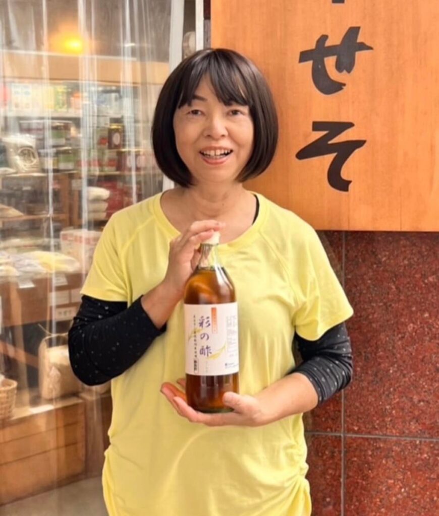 彩の酢を持つエコファーム彩の岡本美和さん