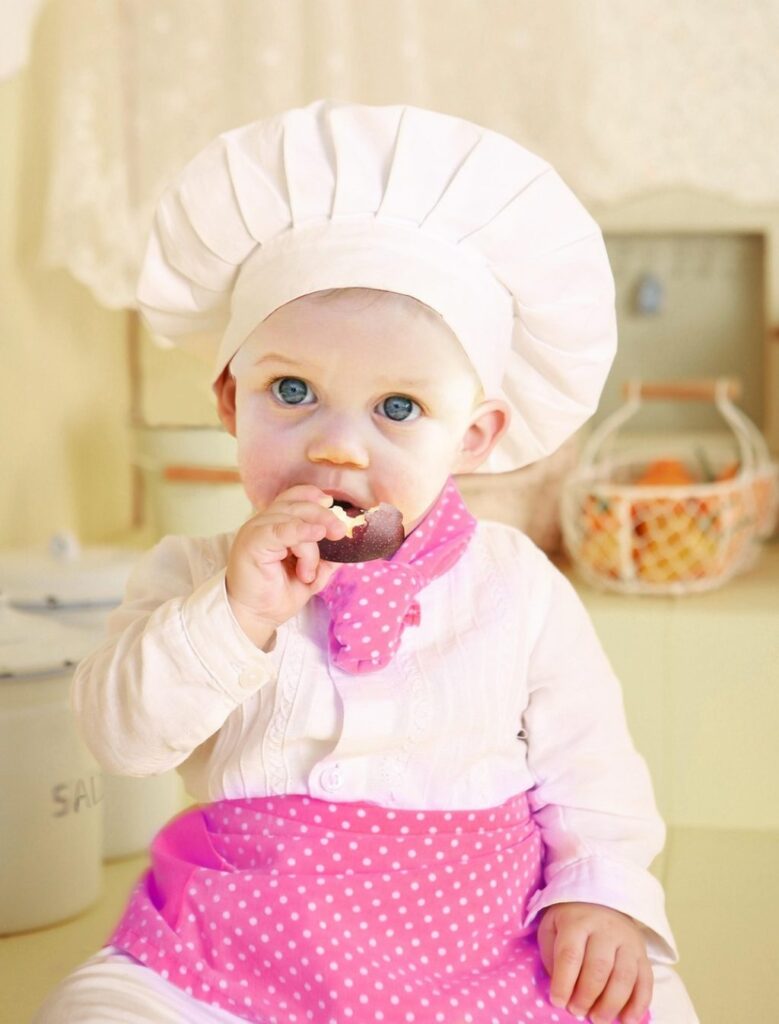 おやつを食べる小さな子ども