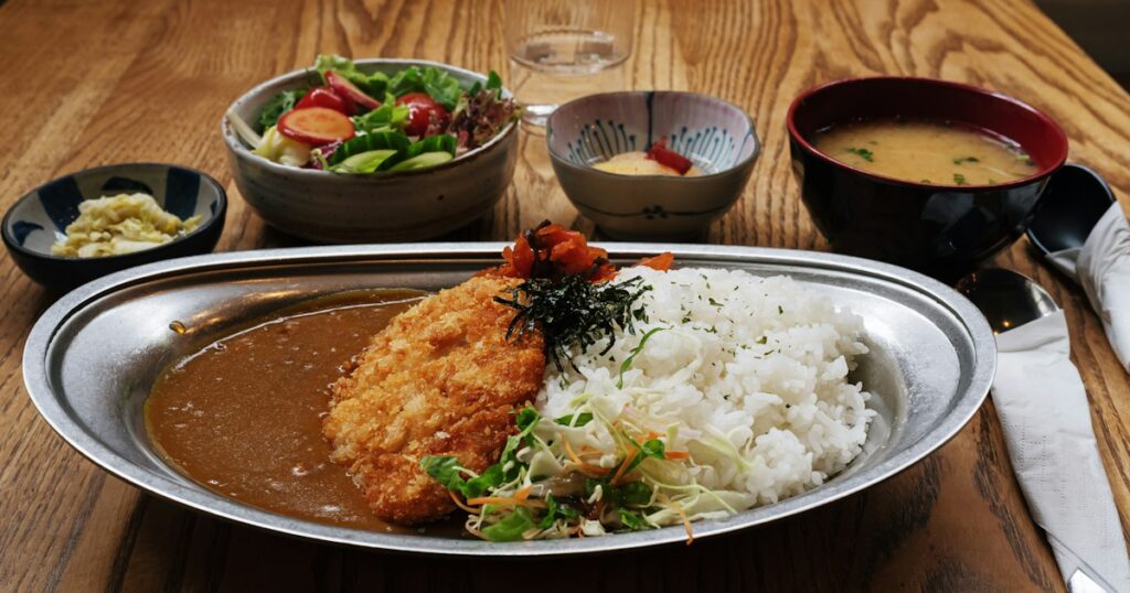 白いごはんにカツカレーを添えた一皿